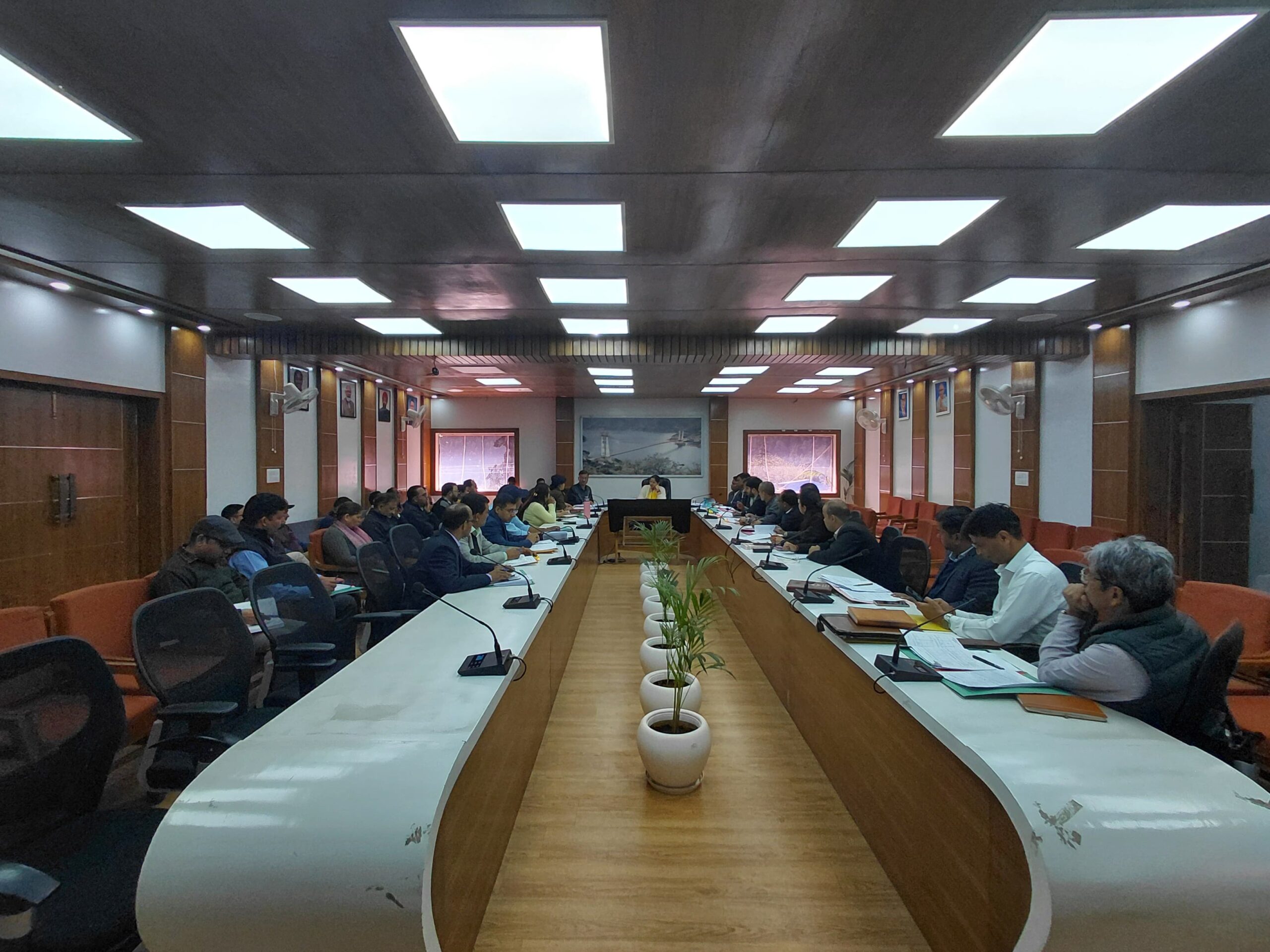 उत्तराखंड।। डीएम टिहरी नितिका खंडेलवाल की अध्यक्षता में जिला सभागार नई टिहरी में राजस्व मासिक स्टाफ बैठक आयोजित की गई।