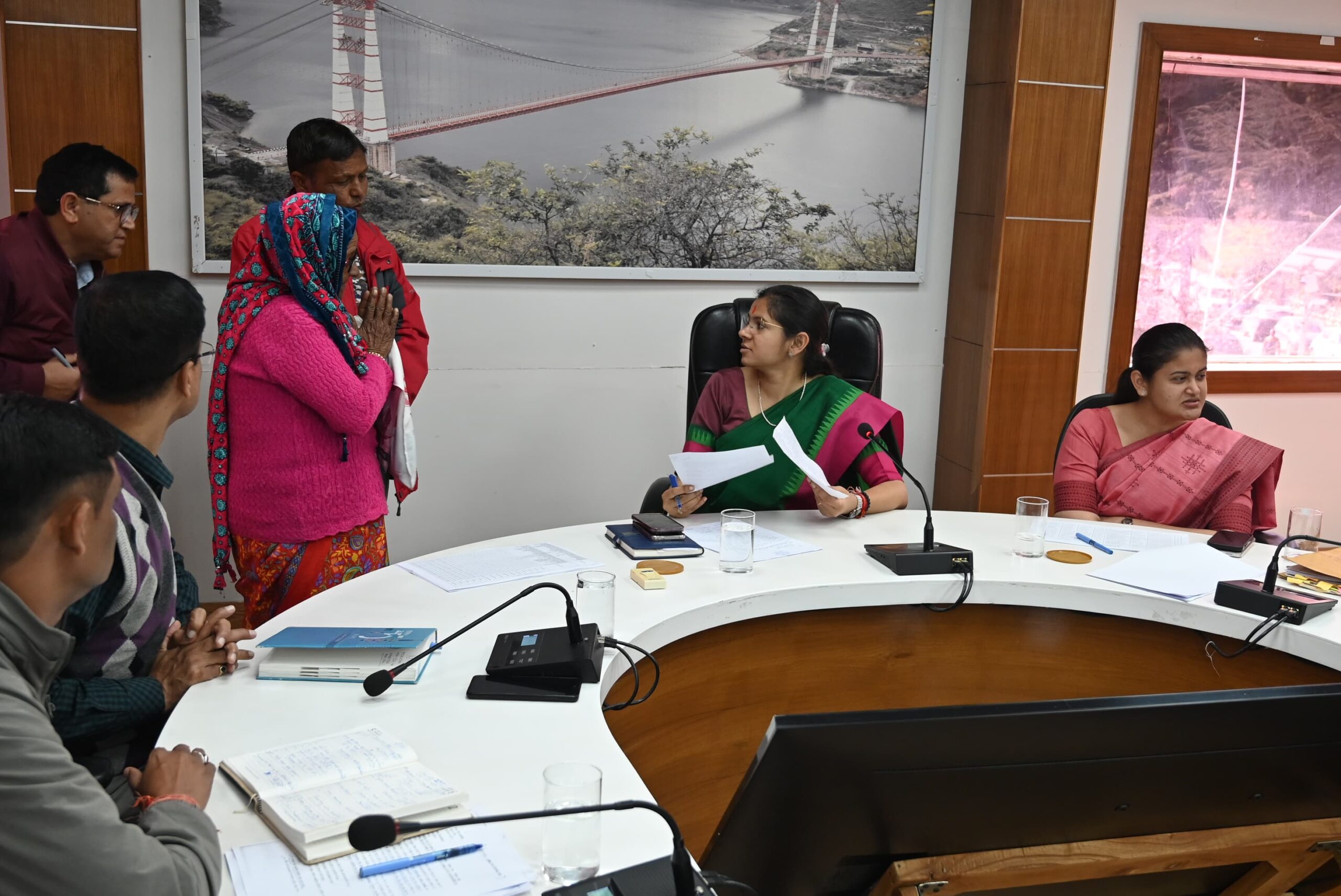 उत्तराखंड।।जिलाधिकारी टिहरी गढ़वाल नितिका खंडेलवाल ने जनता दरबार में सुनी जन समस्याएं।