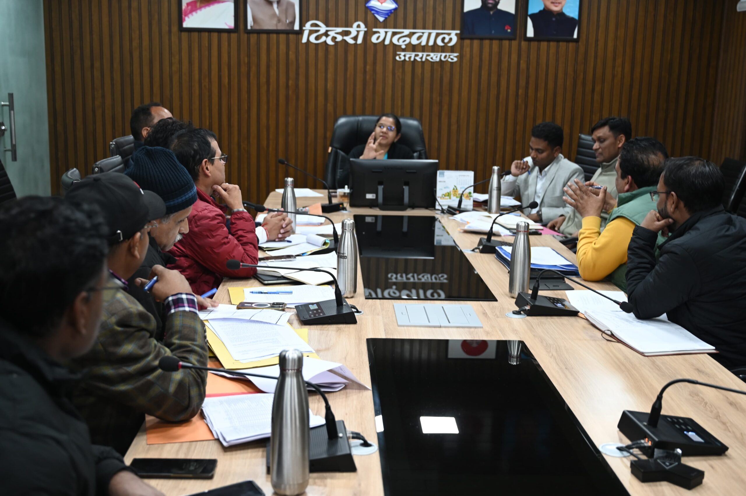 उत्तराखंड।।सड़कों के पेचवर्क एवं गड्ढा मुक्त कार्यों को लेकर जिलाधिकारी टिहरी ने ली अधिकारियों की बैठक।