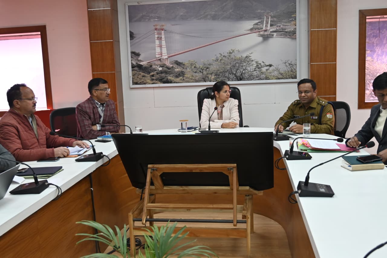 उत्तराखंड।।जिलाधिकारी टिहरी नितिका खण्डेलवाल ने ली सड़क सुरक्षा समिति की बैठक।