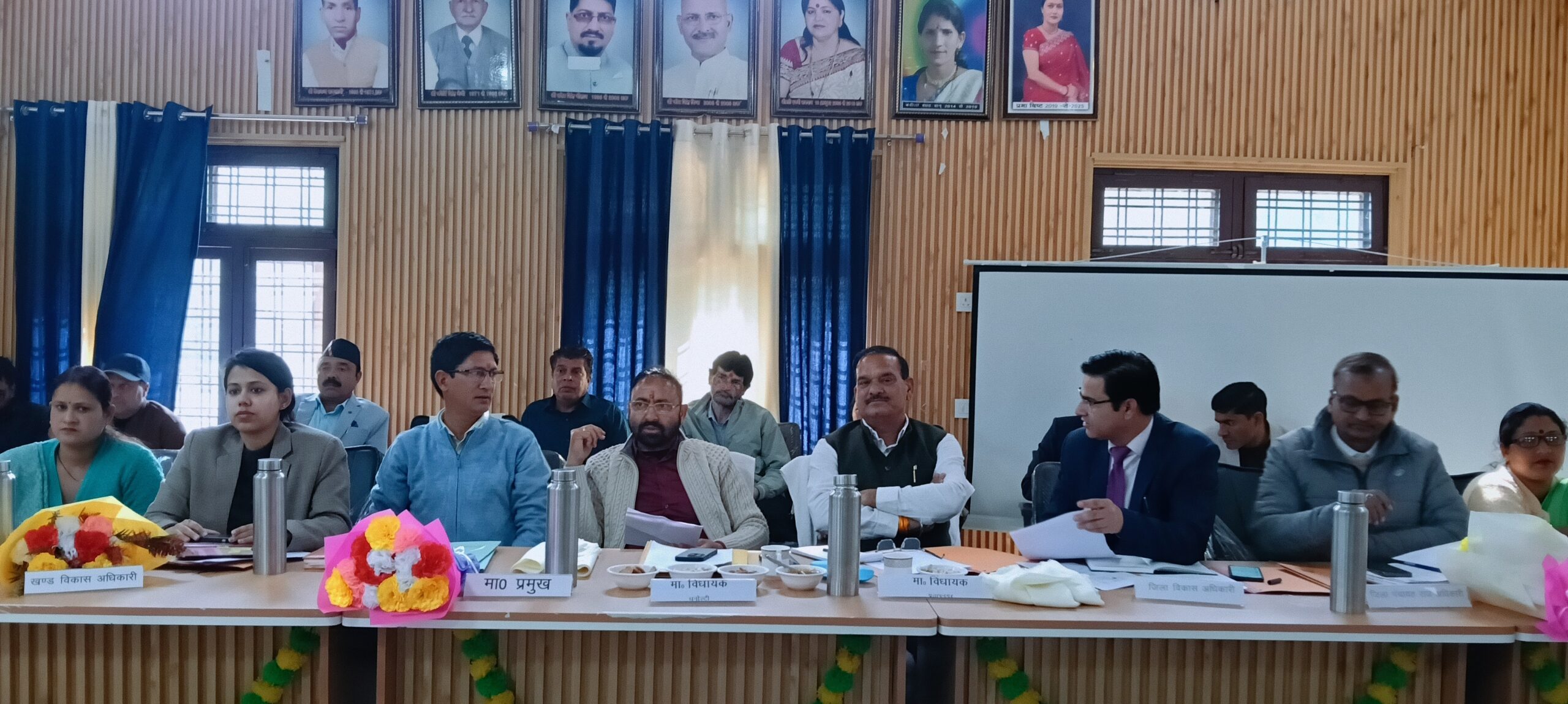 टिहरी गढ़वाल।।विकासखंड थौलधार के सभागार हाल में क्षेत्र पंचायत की महत्वपूर्ण बैठक हुई आयोजित।