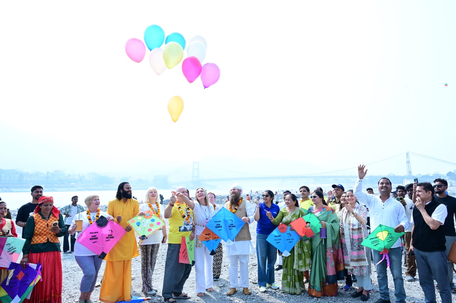 उत्तराखंड।।ऋषिकेश मुनिकीरेती स्थित पूर्णानन्द घाट के समीप खारास्रोत आस्था पथ पर काइट फेस्टिवल का आयोजन किया गया।  