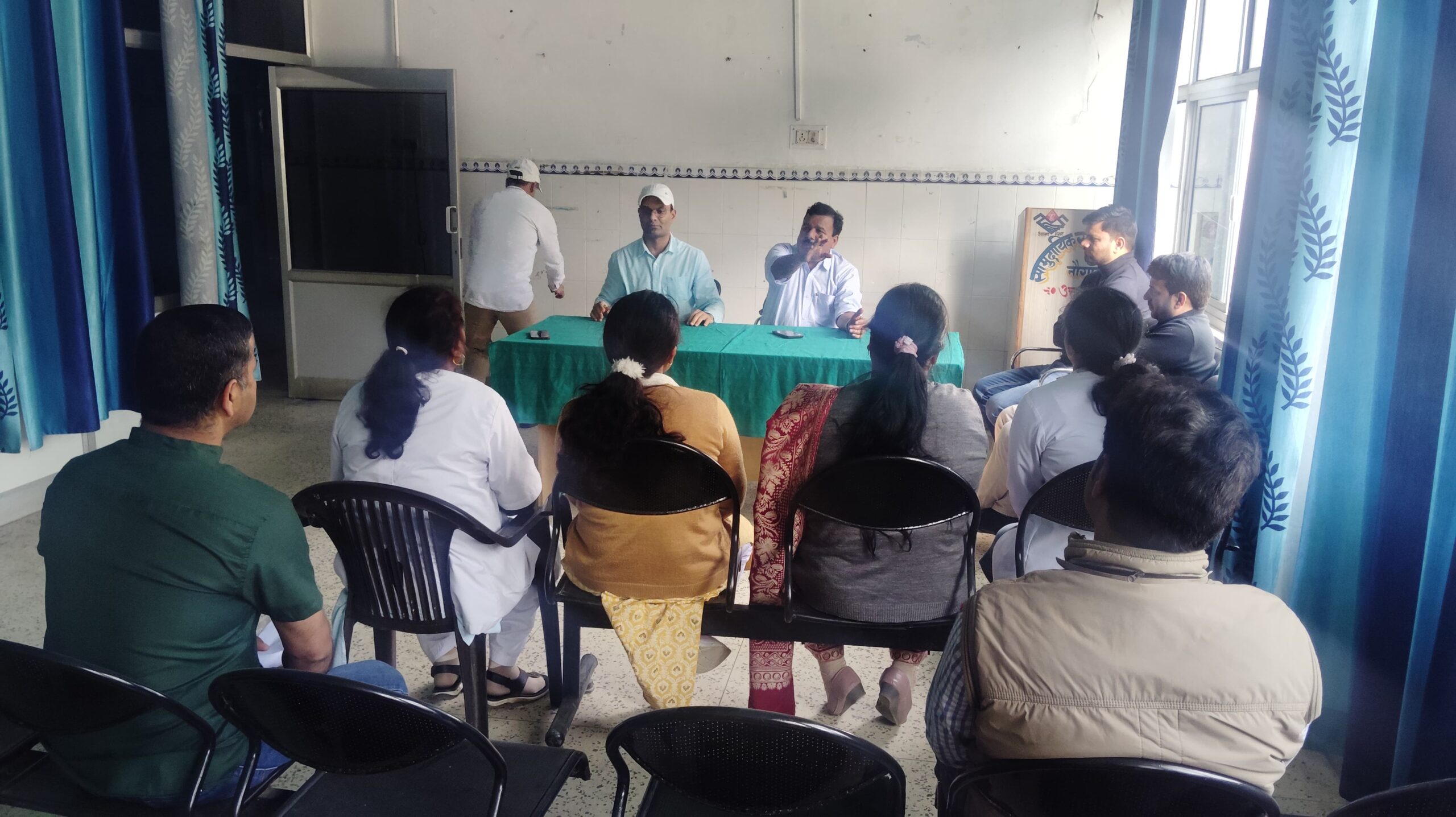 उत्तराखंड।। उत्तरकाशी जिले के सीएचसी नौगांव में स्वास्थ्य व्यवस्थाओं की ली सीएमओ डॉ० बी एस रावत ने बैठक।