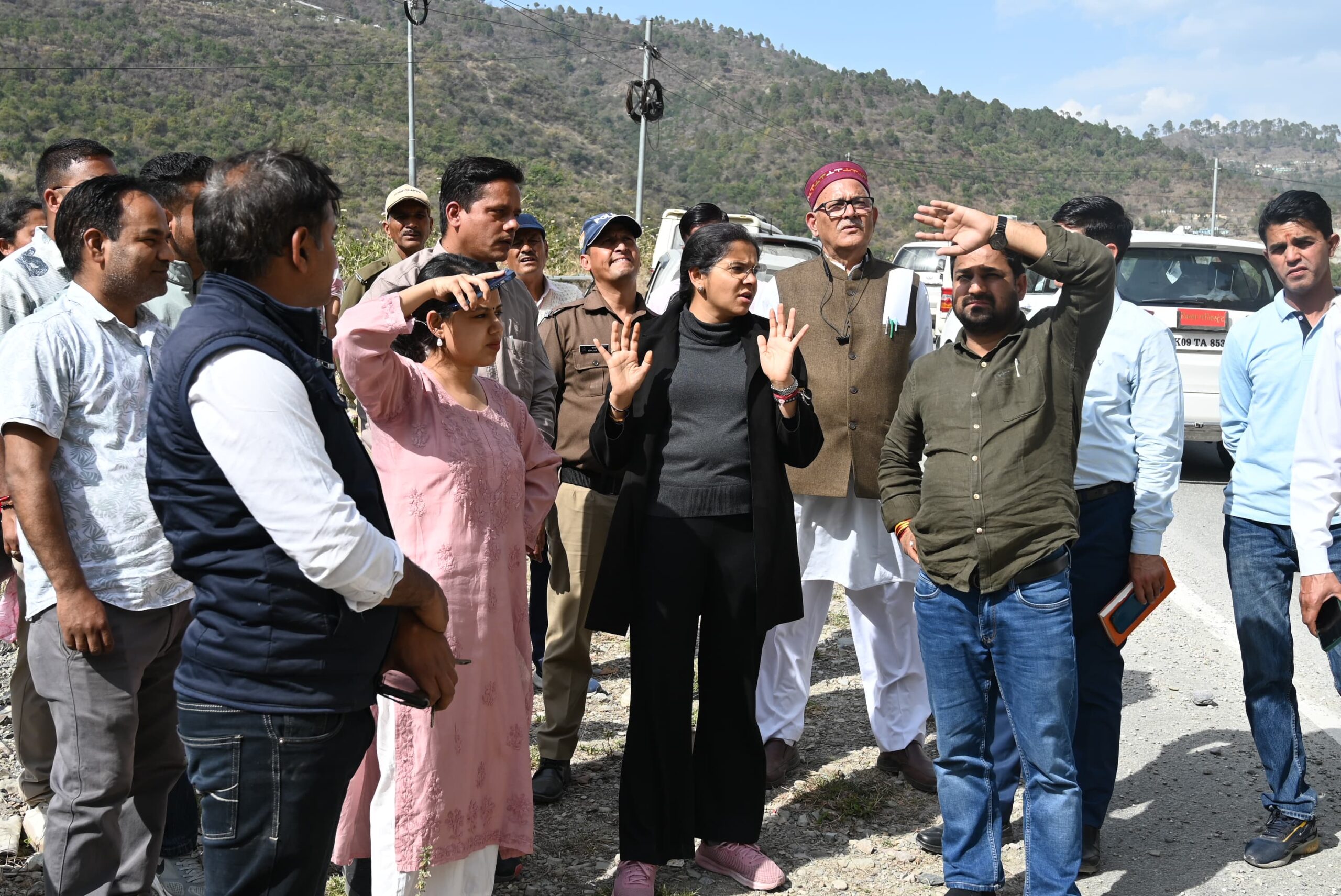टिहरी गढ़वाल।। डीएम टिहरी नितिका खण्डेलवाल ने एनएच-34 का किया निरीक्षण,जगह जगह मलवा मिलने पर विभाग पर जताई नाराजगी।