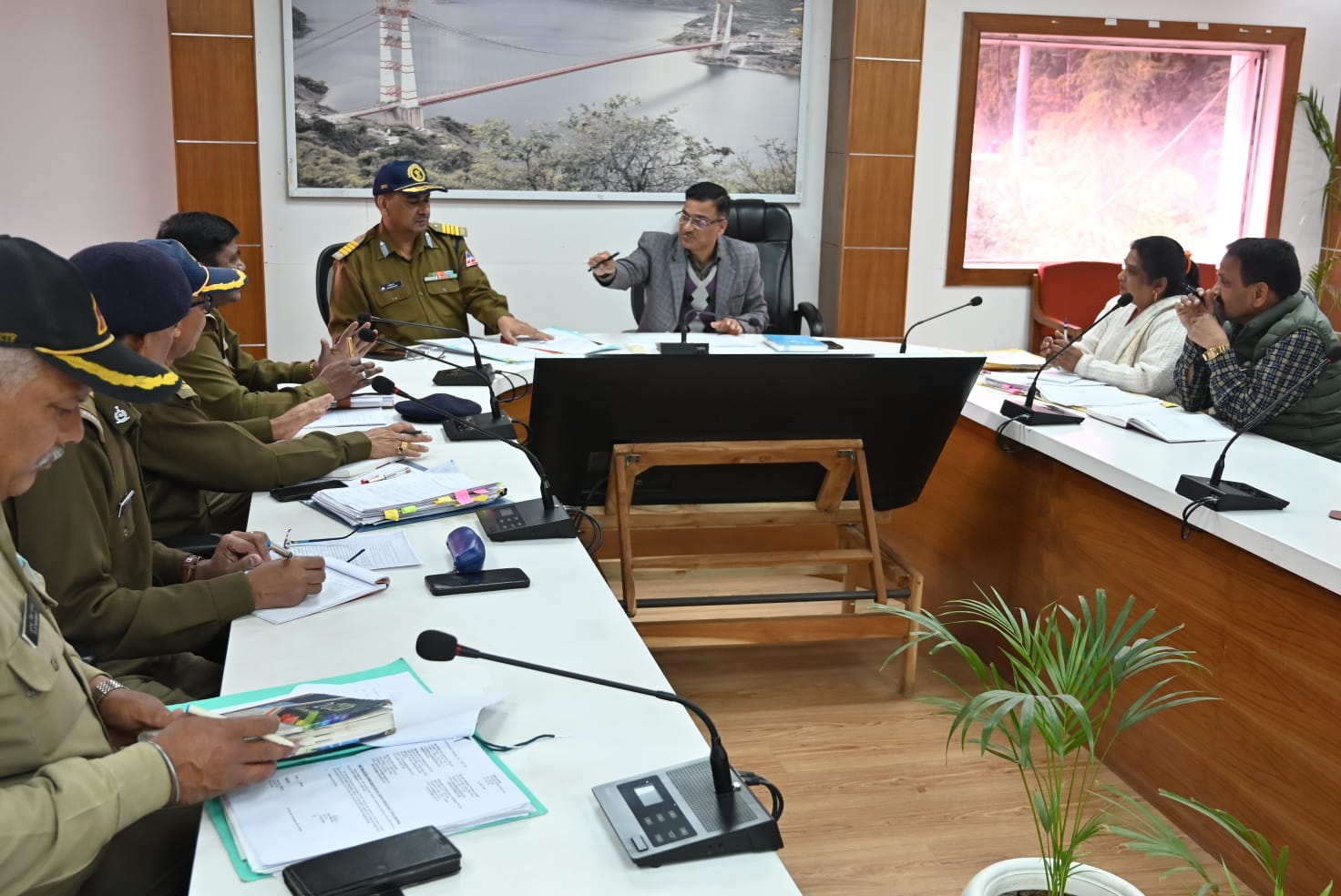 उत्तराखंड।। एडीएम टिहरी ने बैठक में अधिकारियों को कार्यों में गुणवत्ता व पारदर्शिता एवं समयबद्धता के दिए कड़े निर्देश।