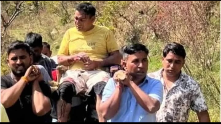 टिहरी गढ़वाल।।चंबा-धरासू मोटर मार्ग पर सुल्याधार के पास एक खूंखार भालू के हमले से ग्राम प्रधान ,वनकर्मी व ग्रामीण हुए घायल।