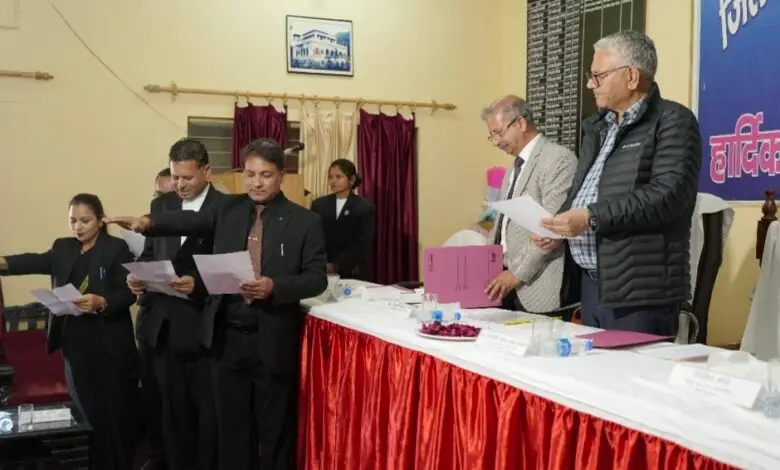 उत्तराखंड।।हाईकोर्ट के वरिष्ठ न्यायमूर्ति एम के तिवारी ने दिलाई जिला बार एसोसिएशन की नवनिर्वाचित कार्यकारिणी को शपथ।
