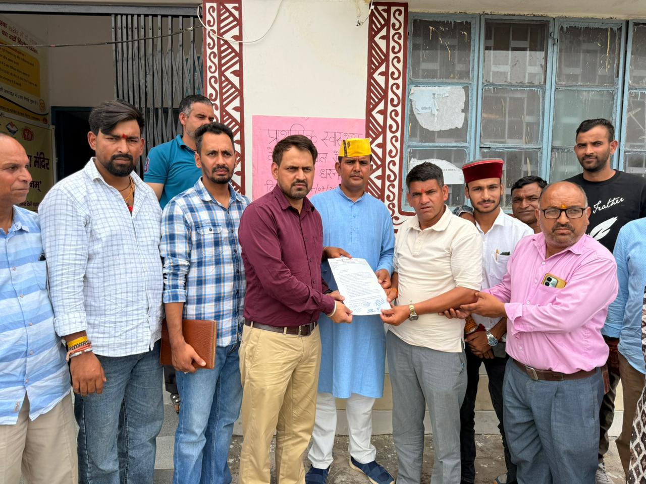 टिहरी गढ़वाल।।मैण्डखाल पीएचसी की बदहाल स्वास्थ्य सेवाओं के विरोध में सांकेतिक धरना, सीएचसी छाम के चिकित्साधिकारी ने दिया सुधार का आश्वासन